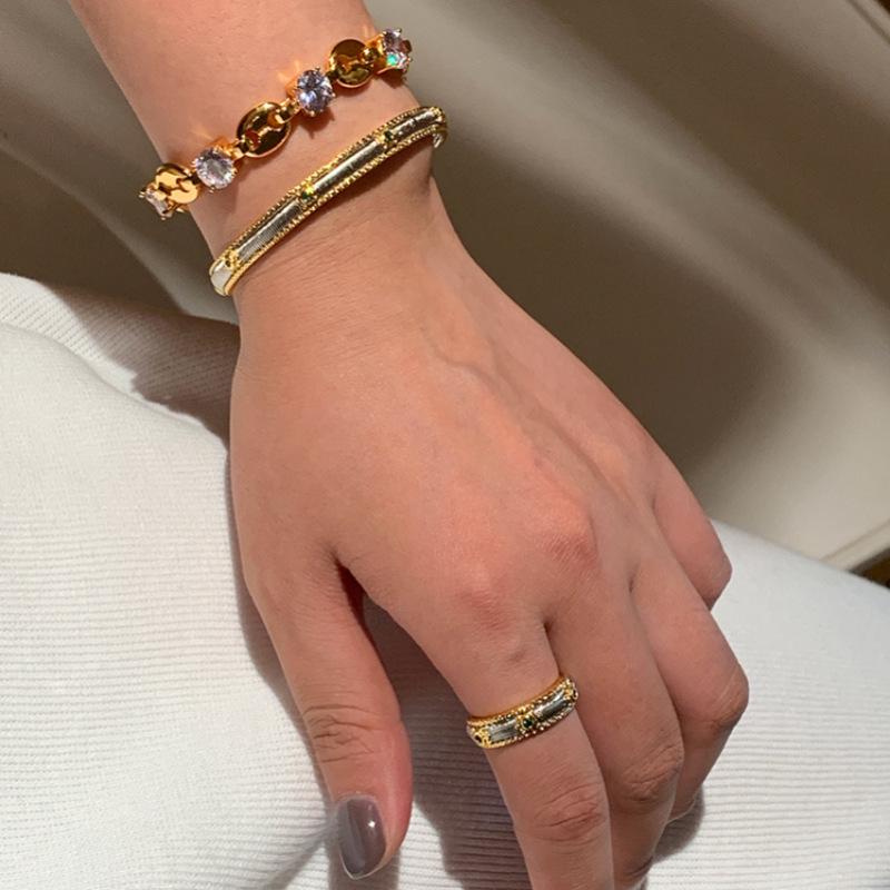 Exquisite Emerald Zircon Retro Bracelet for Women - Light Luxury and High-End Niche Design.