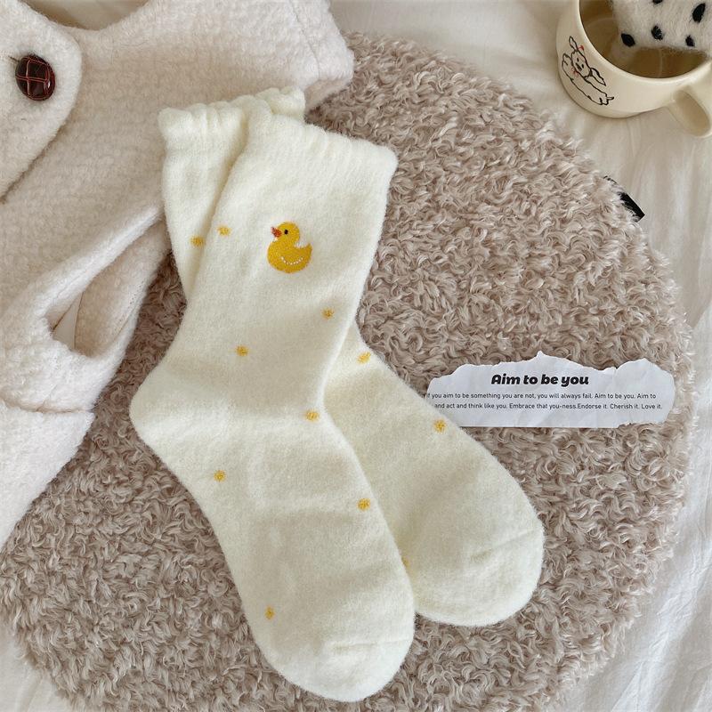 Meias grossas de tornozelo para outono e inverno, cor creme, de lã australiana, com bordado de patinho amarelo de desenho animado, macias e quentes para dormir em casa