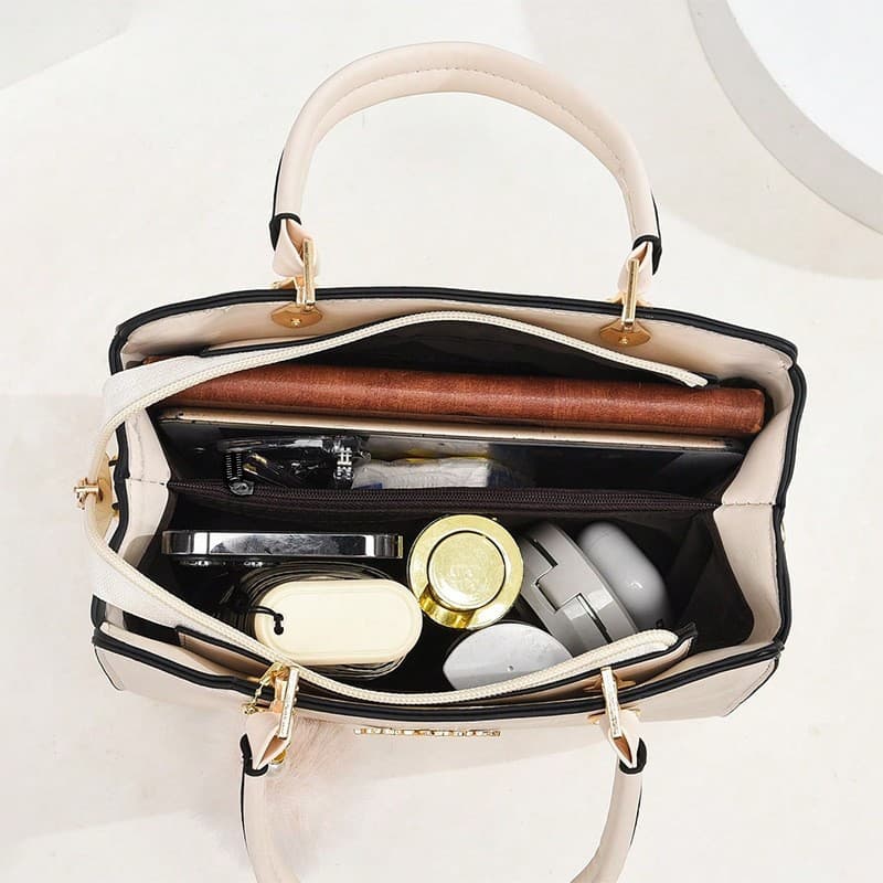 Bolsa pequena transversal decorada com bola de pelo, elegante