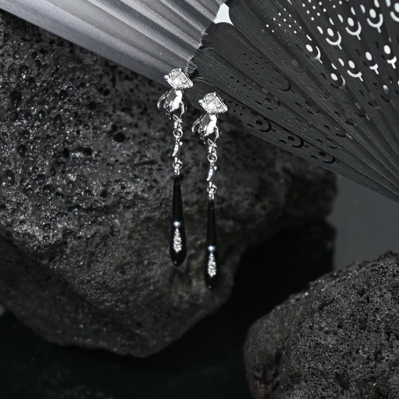 Black Enamel Pearl Stud Earrings for Women – Niche Design, Clip-On Style.