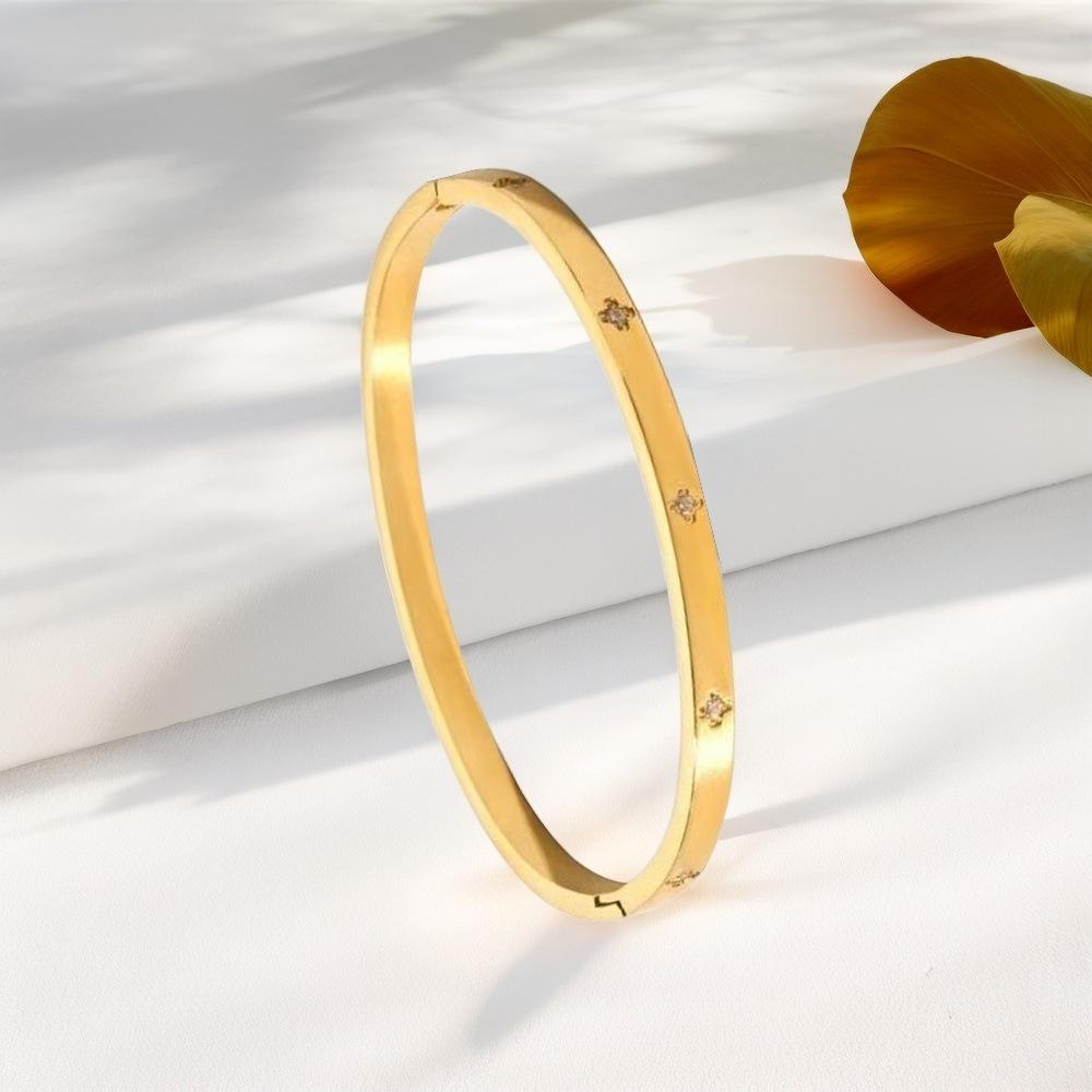 2026 Светлая Роскошь Темперамент Высокое Чувство Ногтей Четырехлистник Браслет Светлая Роскошь Темперамент Мода Универсальный Изысканный Ювелирное Изделие Элегантный 18CM