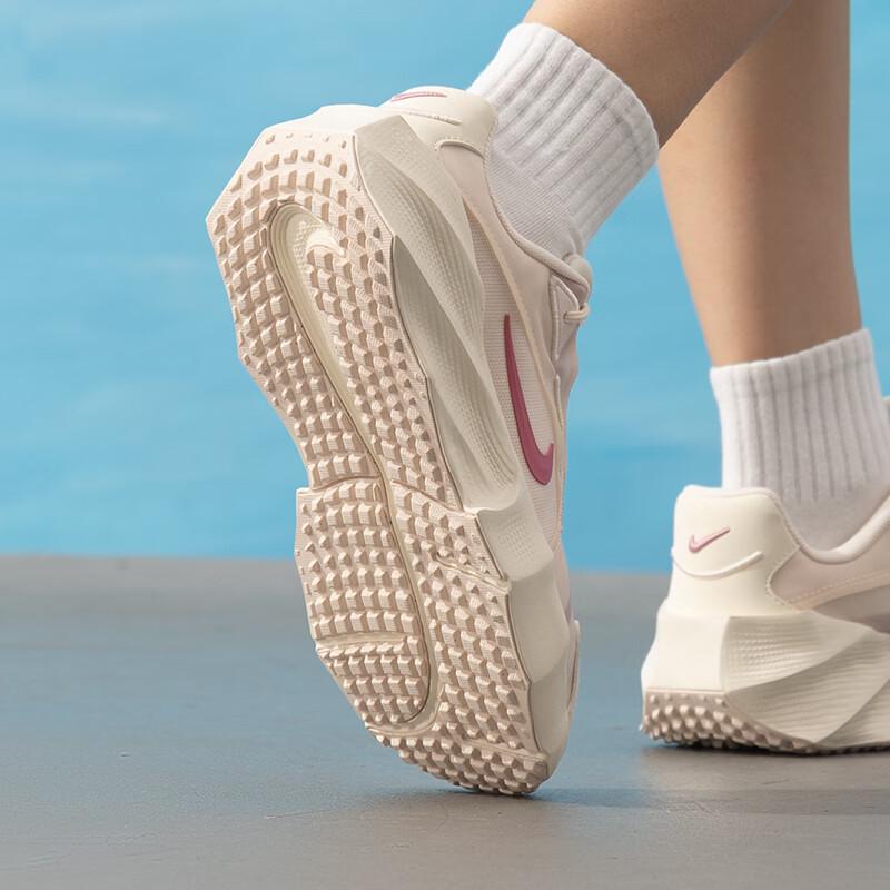 Nike Women's Aura Edge Casual Shoes