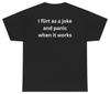 Jeg Flirter Som En Joke Og Får Panik Når Det Virker T-shirt (RYGTRYK)