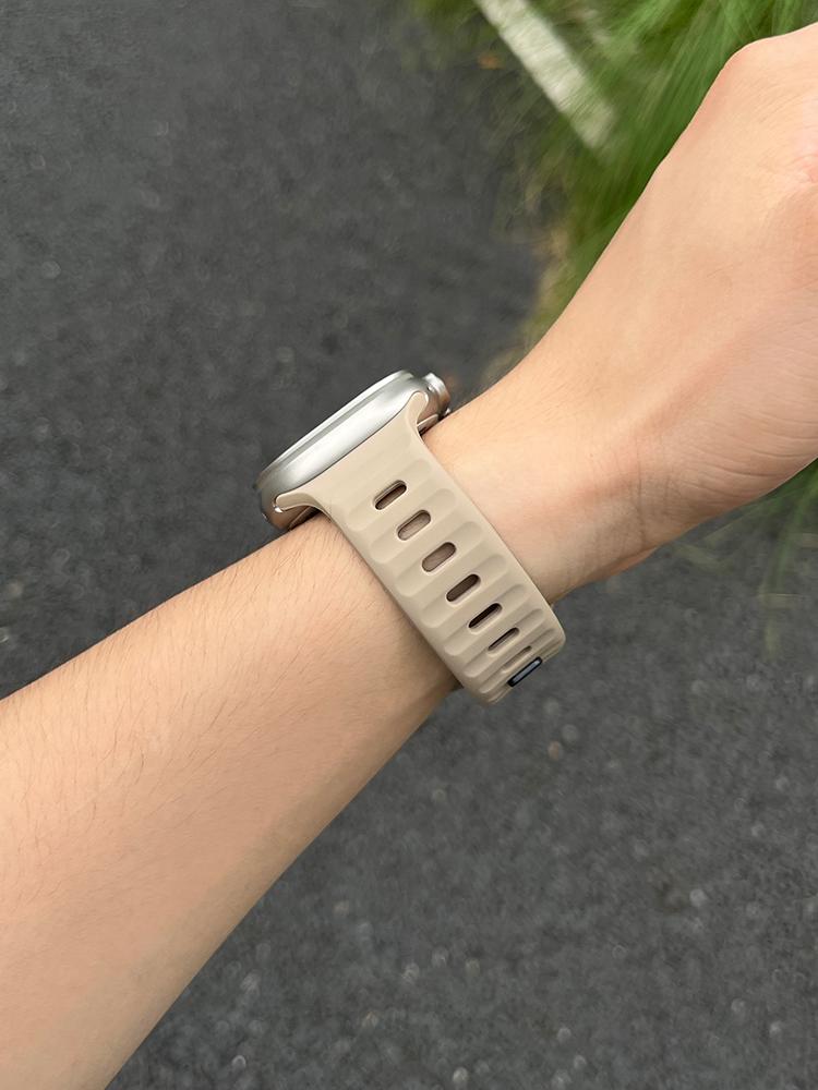 

Ремешок для Apple Watch Band 49 мм 44 мм 45 мм 41 мм 40 мм 42 мм 38 мм Мягкий силиконовый спортивный браслет iwatch Серия 8 7 SE 6 5 9 Ultra 49 мм 38 40 41MM S10-42MM коричневый