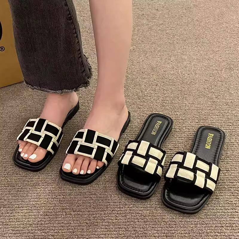 French flat-bottomed cool slippers women's summer outer wear fashion 2025 new Xiaoxiangfeng women's seaside beach sandals