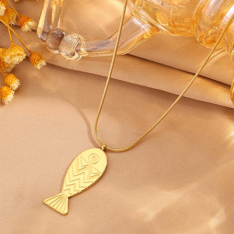 Exquisite Gold Little Fish Clavicle Chain: Non-fading Titanium Steel Necklace for Women