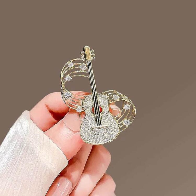 Spilla alla moda in lega d'oro a forma di strumento con strass Spilla a forma di chitarra Comoda da indossare Spilla da petto Accessorio per abbigliamento