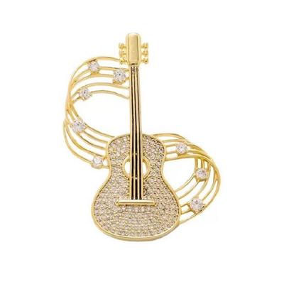 Spilla alla moda in lega d'oro a forma di strumento con strass Spilla a forma di chitarra Comoda da indossare Spilla da petto Accessorio per abbigliamento