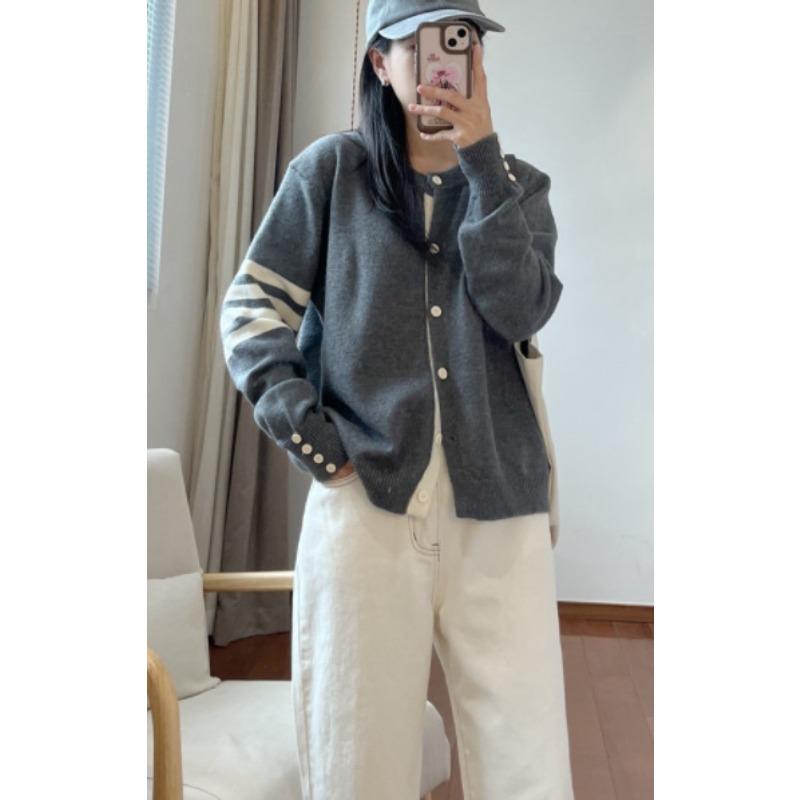 

Осень и зима новый кардиган вязаный свитер в стиле колледжа модный дизайн с тремя полосками контрастного цвета свободный и универсальный верхняя одежда топ One size серый