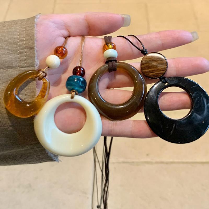 Fashion Resin Round Hollow Pendant Necklaces for Women Girls Vintage Long Rope Sweater Chain Necklaces Party Jewelry Accessories