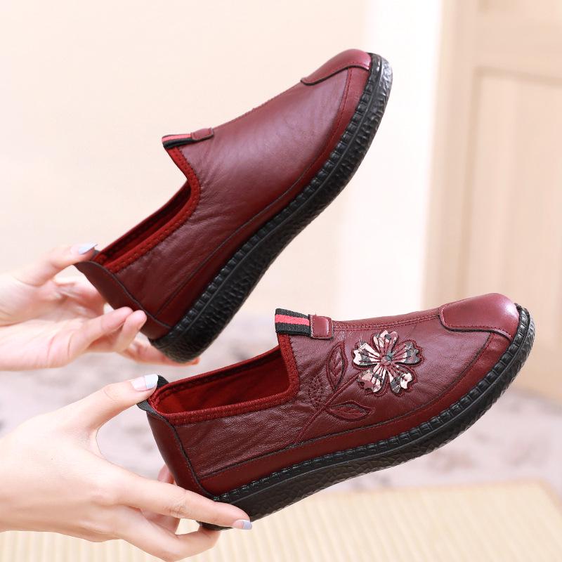 Spring & Autumn 2025 Women's Non-Slip Soft Sole Slip-On Shoes: Comfortable, Wear-Resistant Casual Footwear for Middle-Aged & Elderly Moms.