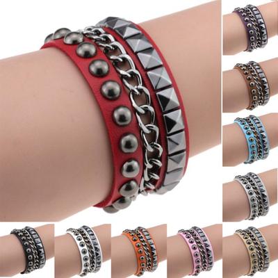 Mehrschichtiges Punk-Rock-Nietenarmband für Damen mit Nieten und Metallkette aus Kunstleder