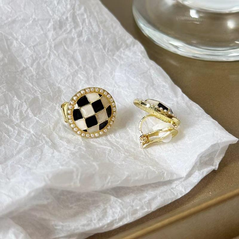 Camellia Temperament No Ear Pierced Ear Clips Pearl Flower Checkerboard Diamond Triangular Ear Clips Niche Earrings Women