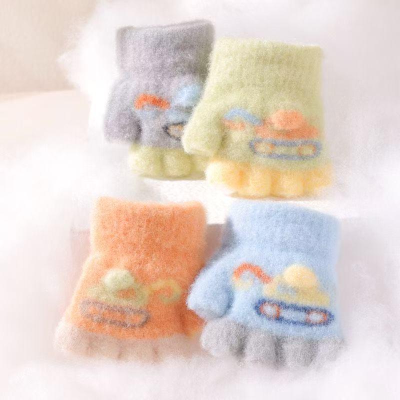Ye Peng Baby Half-Finger Gloves: Cute Excavator Design for 0-2 Years, Perfect for Autumn and Winter Crawling.