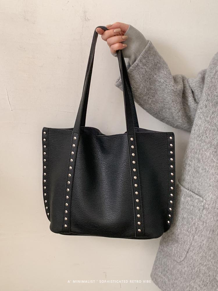 Vintage Rivet Tote Bag for Women 2025 New Large Capacity Commuter Buckle Handbags Trendy PU Leather Female Shoulder Bags