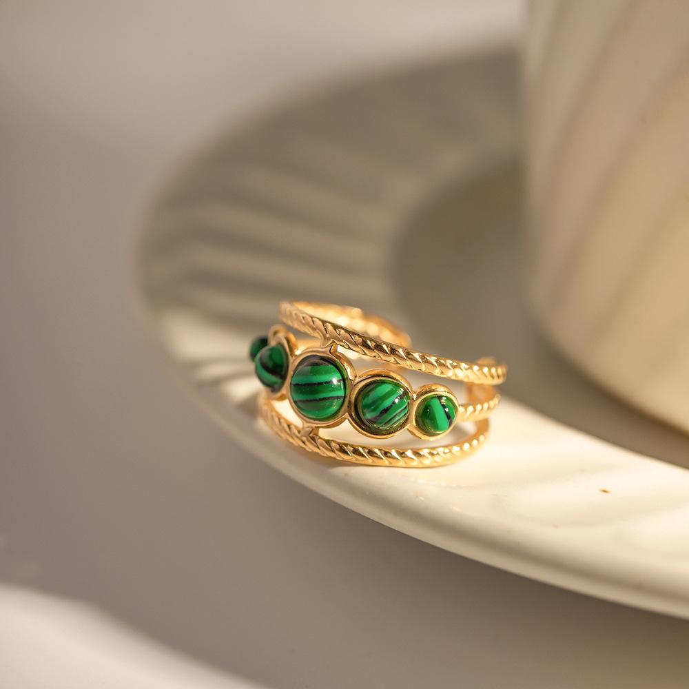 Klassischer minimalistischer offener Ring mit fünf grünen Malachitkreisen - Damenschmuck
