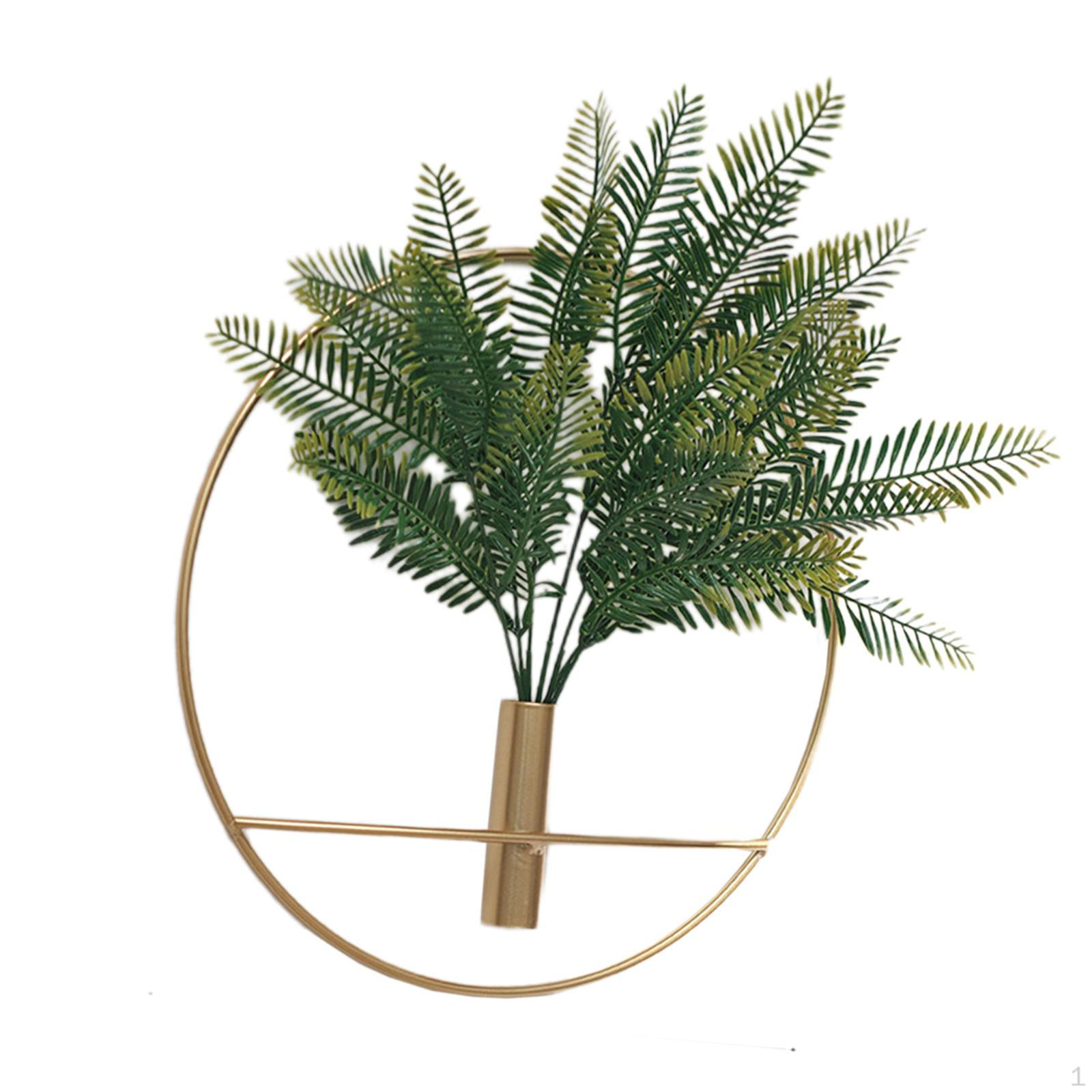 

Искусственная зелень со стильным металлическим обручем для современного декора стен золотой