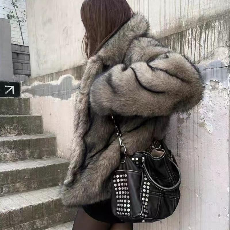 2026 Neue Mode Retro Stil Metallnieten Tragetasche Damen Handtasche Große Kapazität Motorradtasche Abnehmbarer Schultergurt