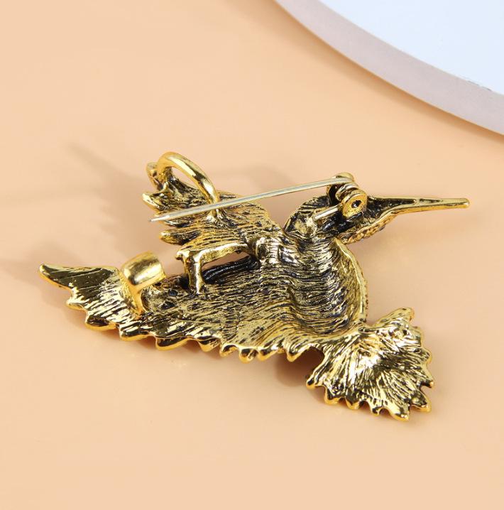 Elegant Vintage Hummingbird Brooch: Sparkling Diamond-Accent Women's Pin