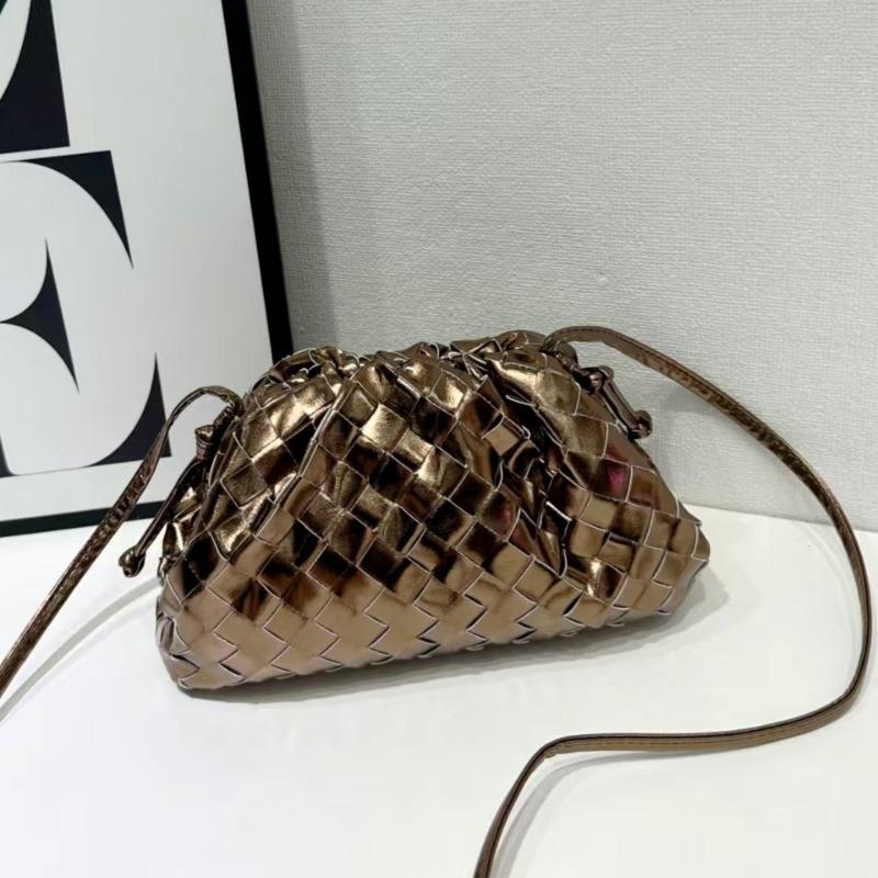 Neue plissierte gewebte Wolkentasche Nische Knödeltasche Windclip Weichleder Umhängetasche Wind