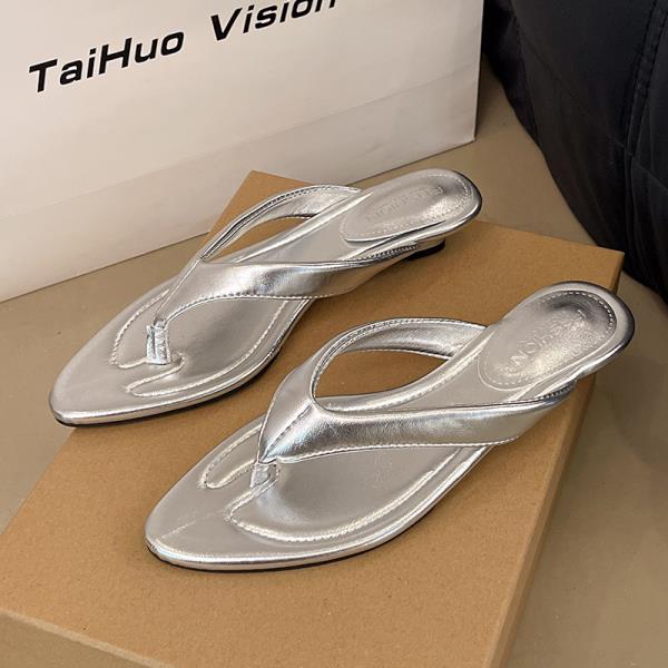 Fashion Slippers Women Summer On A Wedge Slides Fashion Rubber Flip Flops Platform Pointed Toe Beach Shoes Low Luxury Hawaiian Sabot