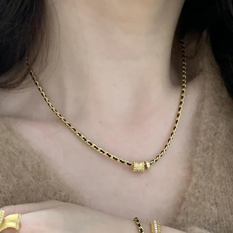 Neu in Vintage Schwarzes Seilketten-Halskette Anhänger Leichter Luxus Mode zylindrischer Anhänger Party Bankett Schmuck für Damen