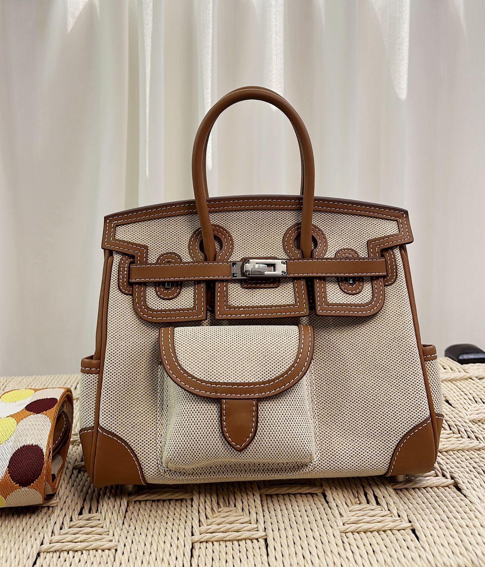 

Жіноча сумка 25 см з коров ячої шкіри з італійською шкіряною обробкою, прошита, з великим односекційним відділенням і знімним плечовим ременем 25cm