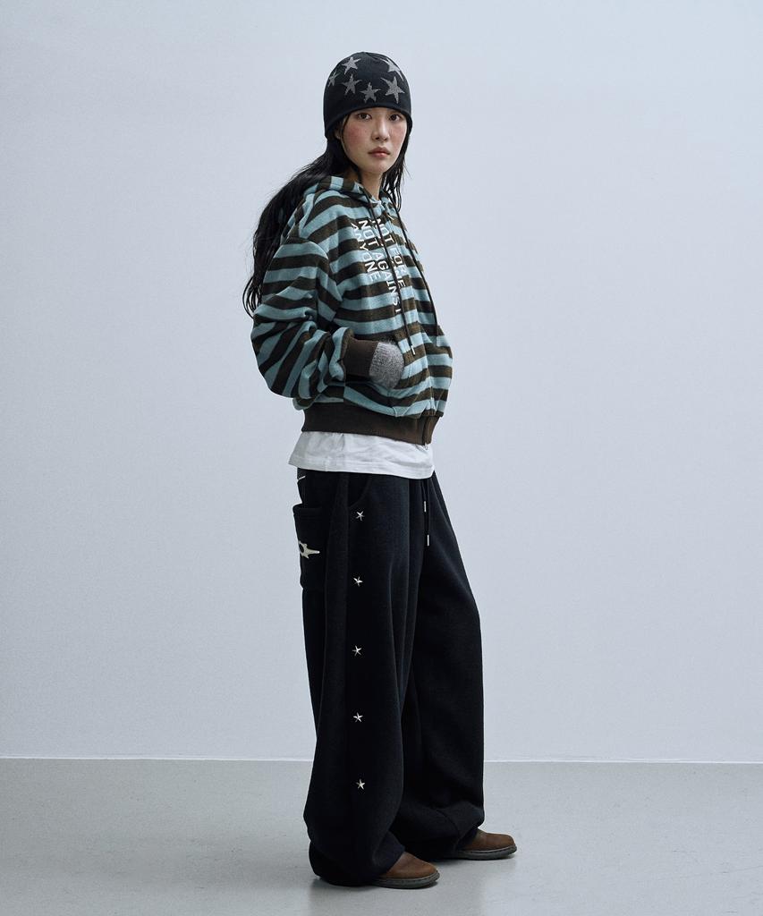 Lujeoseukeulleob Star Stud Wide Fleece Sweatpants Black