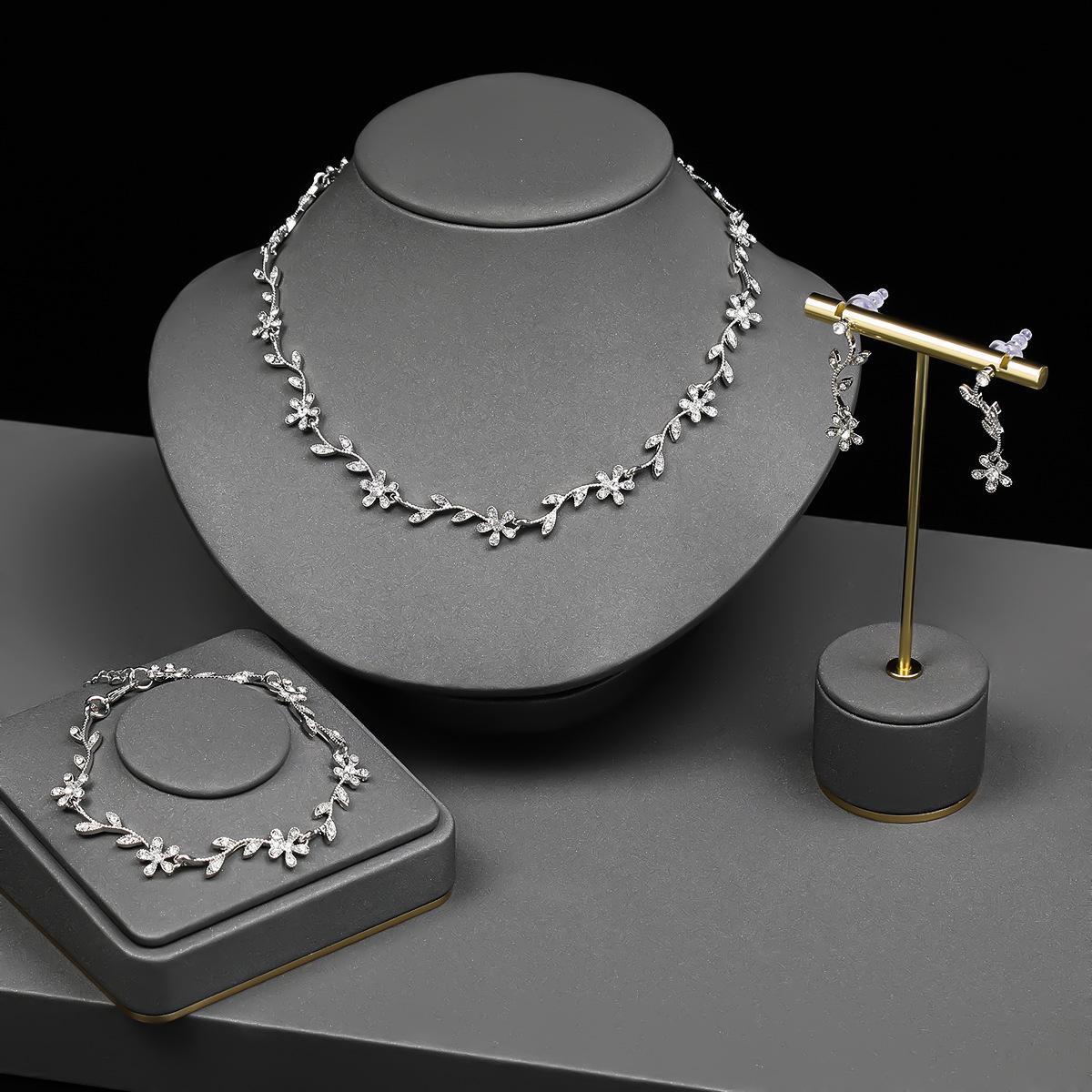 

Трансграничные легкие роскошные ювелирные изделия: Комплект из ожерелья, серег и браслета «Алмазный лист» (Свадебные аксессуары из 4 предметов)