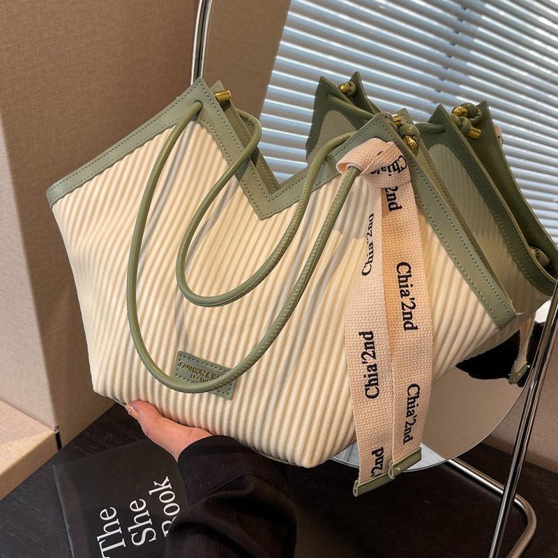 Premium textured bag 2025 new spring and summer shoulder bag women's large-capacity commuter bag fashionable versatile tote bag