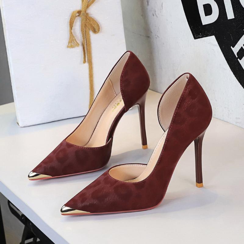 

Мода Европейский Американский Стиль Острый Носок Металлический Бок Пустая Мелкая Горловина Одинарные Туфли Для Женщин Леопардовый Принт Тонкий Каблук Высокий Каблук 34