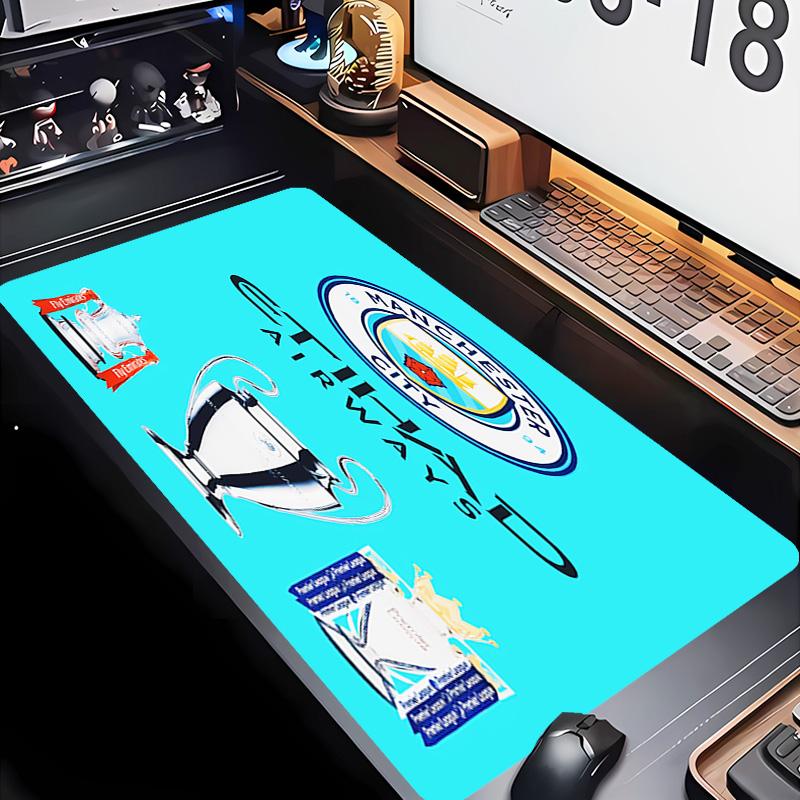 Manchester City Fußballclub Thema Premium Rutschfestes Mauspadd mit Genähten Kanten, Strapazierfähiges Gummi-Material, für Schreibtisch & Gaming Tolle Geschenke
