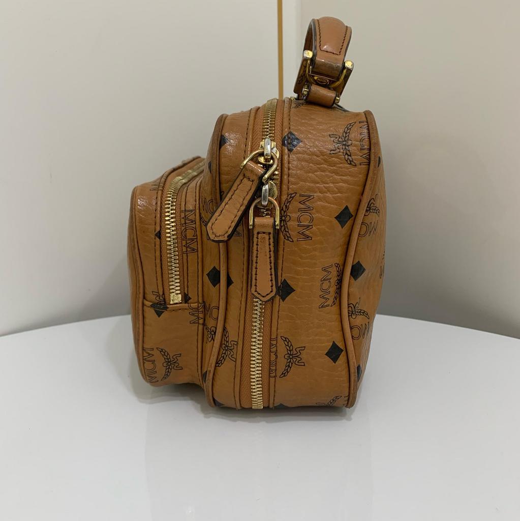 [Pre-Owned] Aren 24k Gold Plated Metal Accessories Monogram Print Removable Adjustable Webbing Coated Canvas Camera Bag Crossbody - Very Good #1DEG2A8