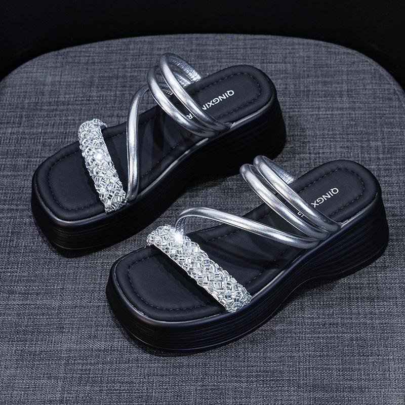 

Small thick-bottomed cool slippers female 2025 summer new two wear height increase fairy wind beach wear female cool 39 серебряный