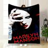Un design grafico audace con colori vivaci e testo rosso che recita "MARILYN MANSON." per tutte le stagioni coperta pausa pranzo plaid regalo