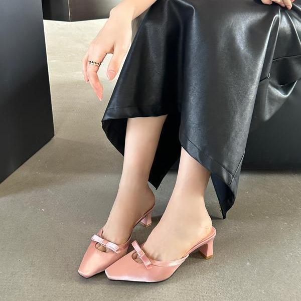 Koreanische Version Satin Ein-Wort Schleife Dicke Ferse Taschenkopf Hausschuhe 2025 Sommer neu hohl halb schleppend Außenbekleidung coole Hausschuhe