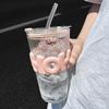 Tragbarer transparenter Glasbecher mit Deckel und Strohhalm