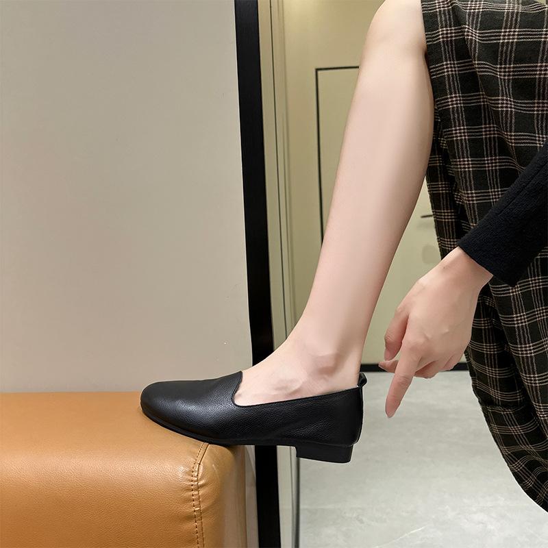 The first layer of cowhide 2025 autumn Korean version of genuine leather mother shoes women's lazy grandma shoes women's casual loafers Doudou shoes