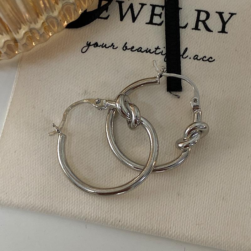 

Круглая пряжка-узелок с пряжкой Zhang Zifeng Same Plain Ring Summer Premium Simple Sterling Silver Needle серебряный