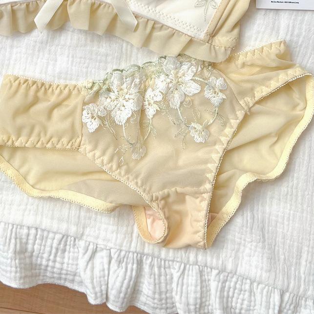 The new Japanese girls' underwear women's small breasts gather sexy lace pure desire without steel ring to close the breast top support bra cover