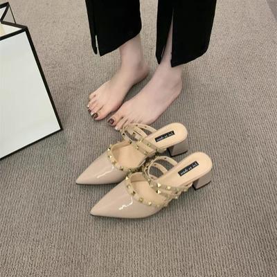 Beliebte kleine duftende Windnieten High Heels Damen Taschenkopf Halbschuhe Mode spitze coole Hausschuhe dicker Absatz