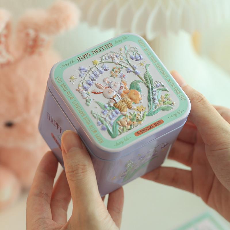 

1 шт. Рождественская 3D-рельефная жестяная коробка для хранения конфет, маленькая квадратная косметическая бисквитная коробка-органайзер для ювелирных изделий для свадебного подарка 7.5CM 7.5CM 6.5CM