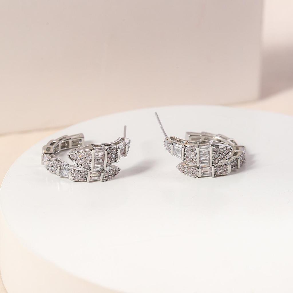 Boucles d'oreilles serpent micro-pavé de diamants: Design Luxueux pour Toutes les Formes de Visage, Bijoux d'Oreille Bestseller Unique pour Femmes 2024.