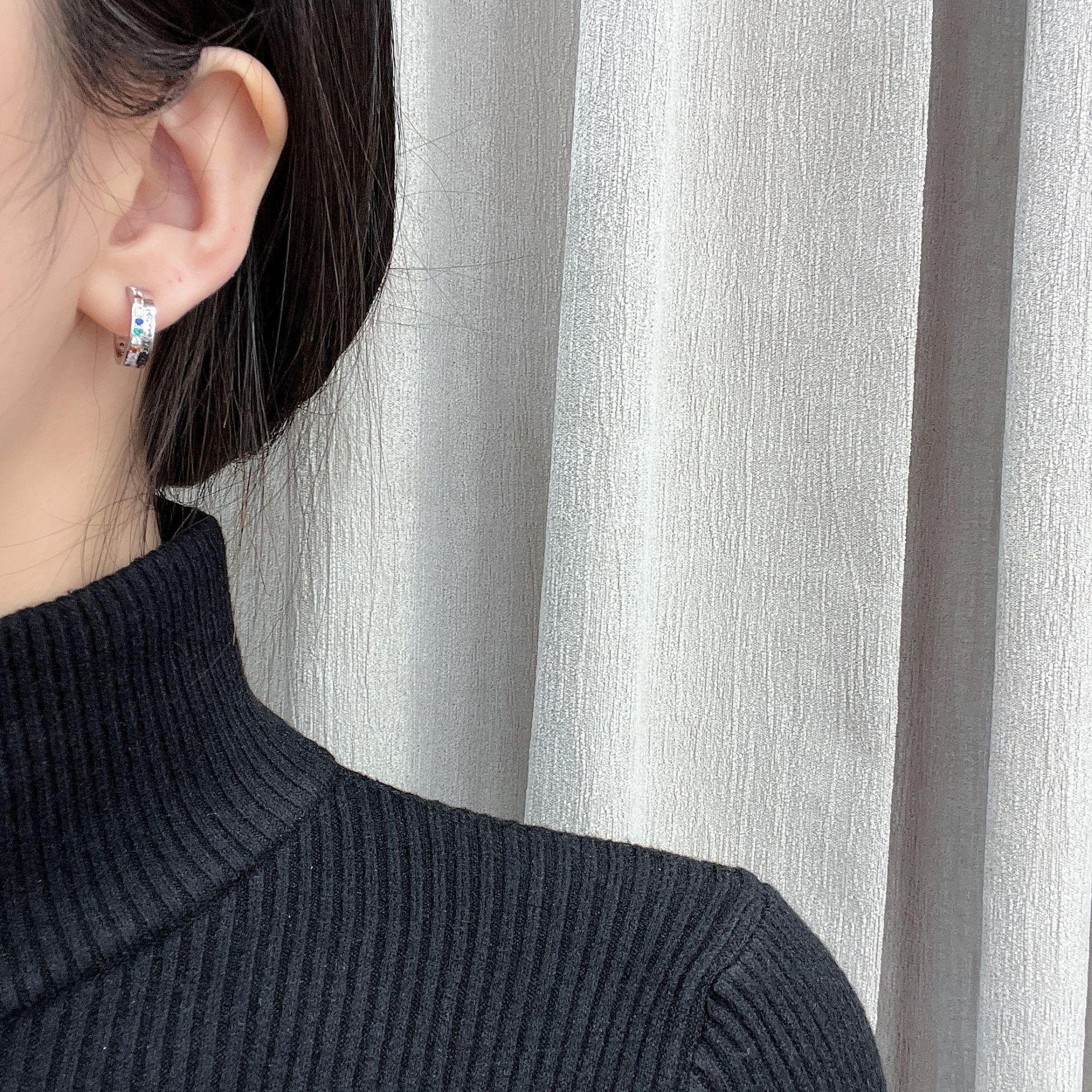 

Серьги-паспарту из стерлингового серебра с радужными вставками 2024 г.: Ретро-корейский стиль, универсальный, простой и уникальный дизайн. zirconium hoop