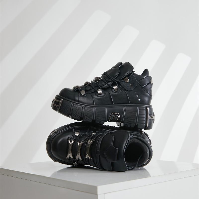 Nové podzimní zima Dámská kovová platforma Nízké kožené punkové boty Muži tmavé boty na motorku Outdoor Unisex tenisky Obuv