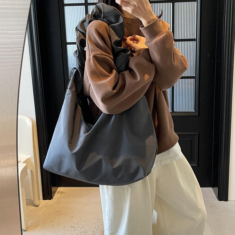 Canvas bag women's large capacity 2025 new spring and summer versatile shoulder messenger bag cloth bag pleated class tote bag