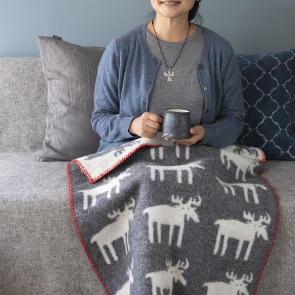 

KLIPPAN Шерстяная мини-серия «Животные» x 90 Темный скандинавский плед, (65 см, Лось, Серый) -