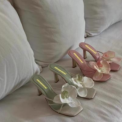 2025 Estate nuove pantofole francesi a punta aperta con petali di rosa, sandali casual con tacco alto da donna per uso esterno
