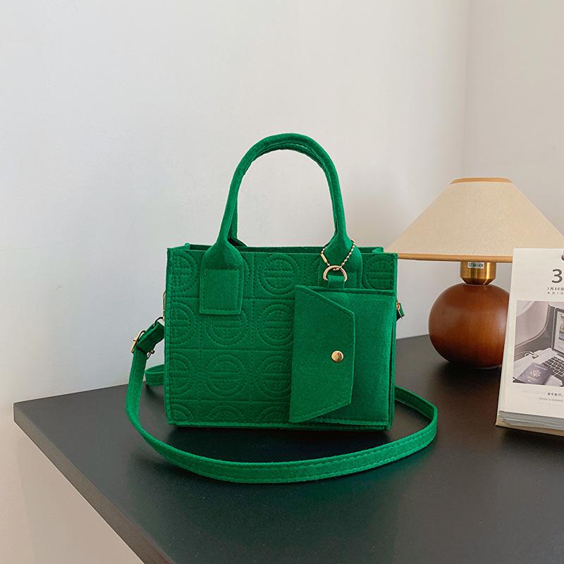 İki parçalı set küçük taze düz renk 2025 sonbahar yeni kabartmalı taşınabilir çapraz askılı küçük kare çanta