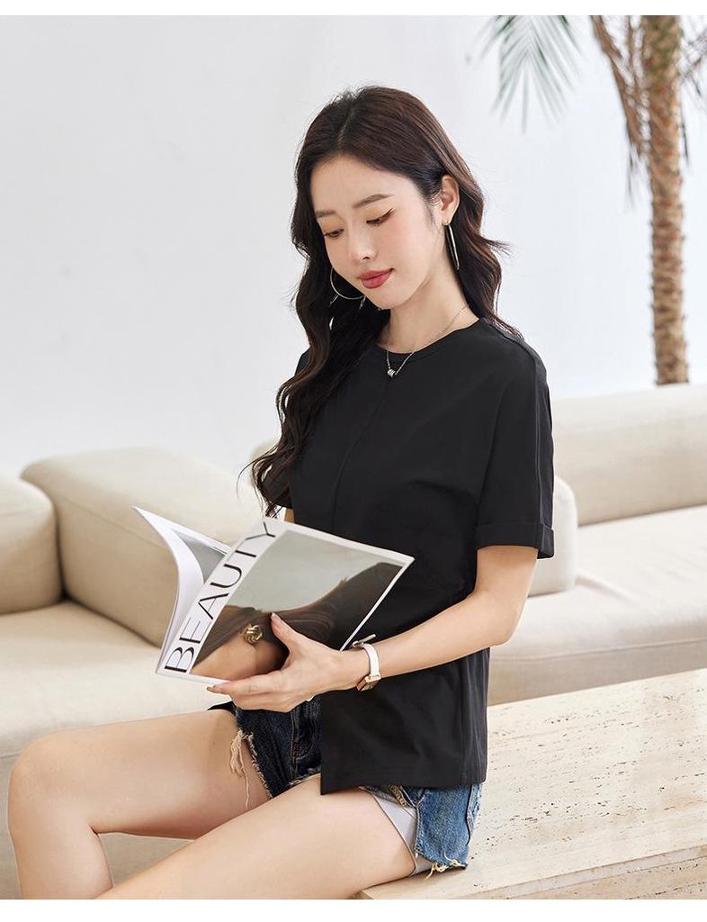 Krótki top z merceryzowanej bawełny inspirowany latami 80. z podwiniętymi rękawami i rozcięciem.